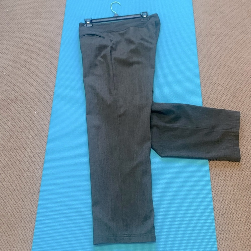 Chico’s Sz 1, Short (Petite 28” inseam)women’s slacks in gray Heather. Stretch